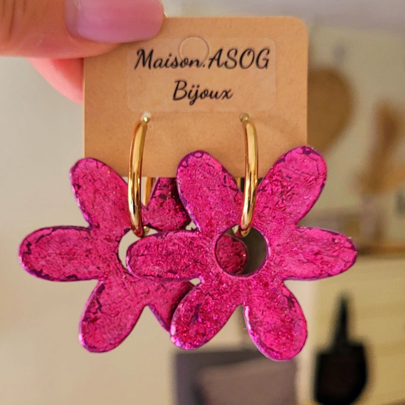 Boucles d'oreilles créole dorée et pampille Flora réversible rose fushia métallisé et violine pailleté