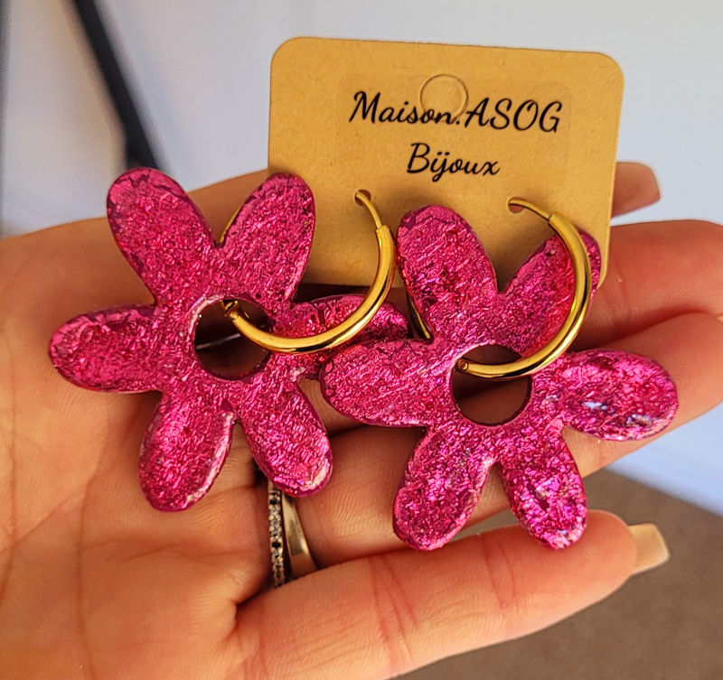 Boucles d'oreilles créole dorée et pampille Flora réversible rose fushia métallisé et violine pailleté