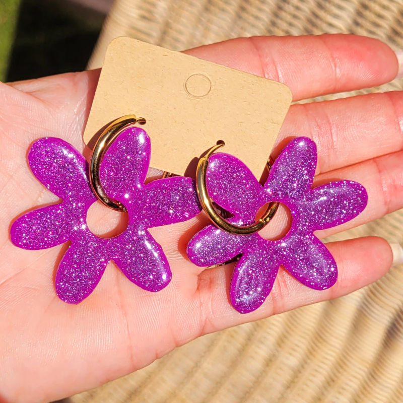 Boucles d'oreilles créole dorée et pampille Flora réversible rose fushia métallisé et violine pailleté