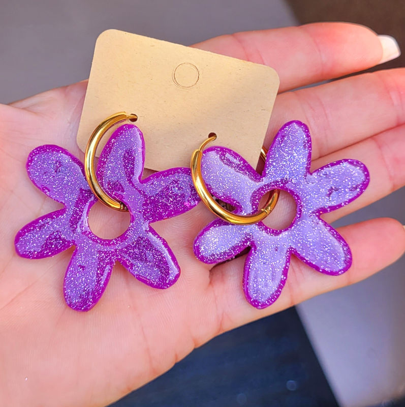 Boucles d'oreilles créole dorée et pampille Flora réversible rose fushia métallisé et violine pailleté