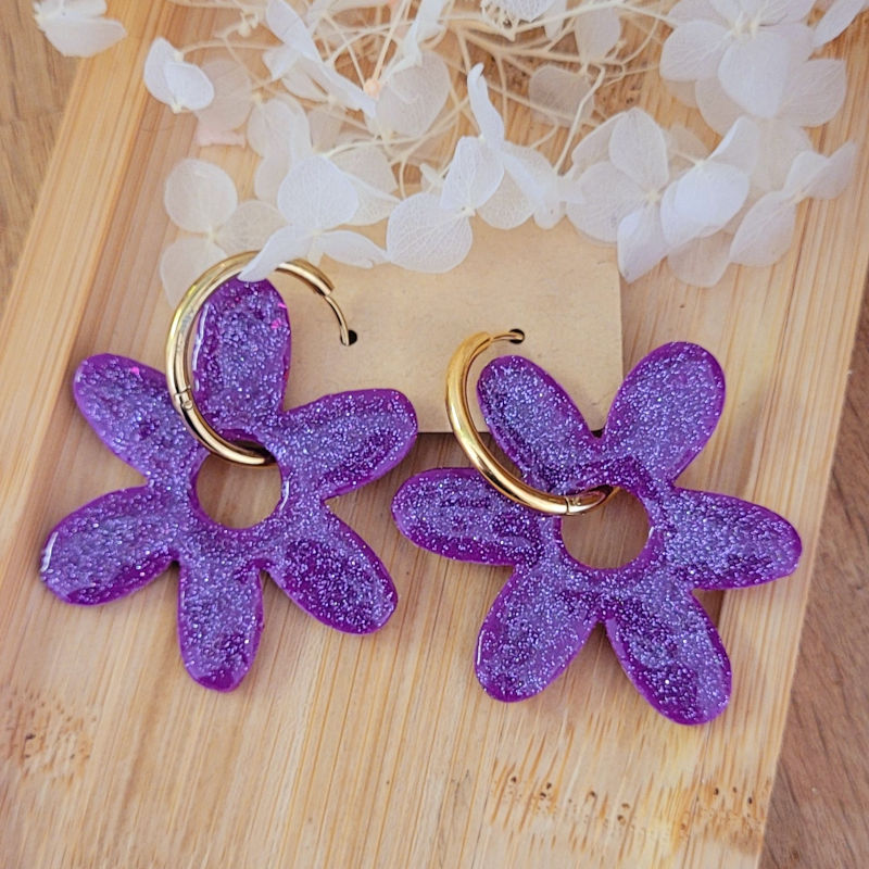 Boucles d'oreilles créole dorée et pampille Flora réversible rose fushia métallisé et violine pailleté