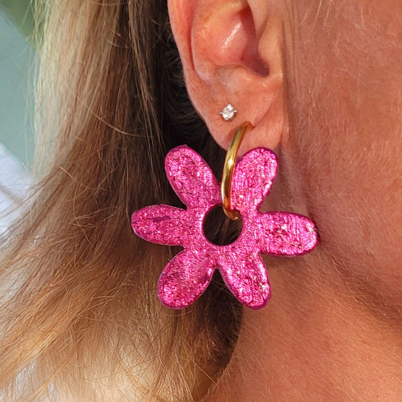 Boucles d'oreilles créole dorée et pampille Flora réversible rose fushia métallisé et violine pailleté