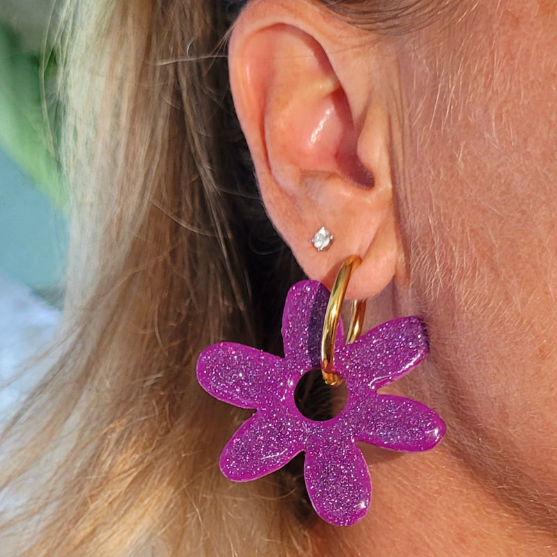 Boucles d'oreilles créole dorée et pampille Flora réversible rose fushia métallisé et violine pailleté
