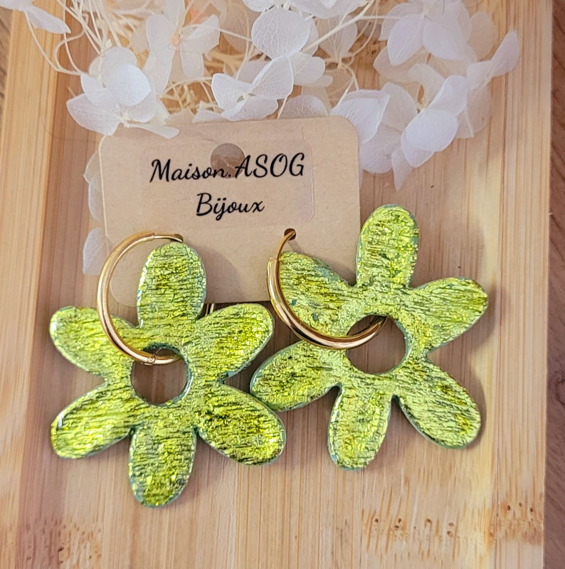 Boucles d'oreilles créole dorée et pampille Flora réversible vert anis métallisé et vert intense pailleté