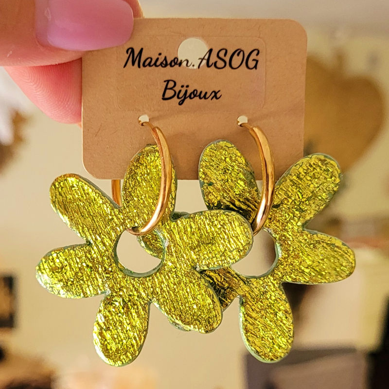 Boucles d'oreilles créole dorée et pampille Flora réversible vert anis métallisé et vert intense pailleté