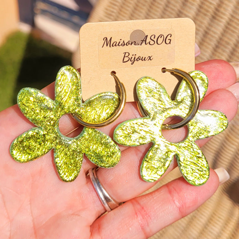 Boucles d'oreilles créole dorée et pampille Flora réversible vert anis métallisé et vert intense pailleté