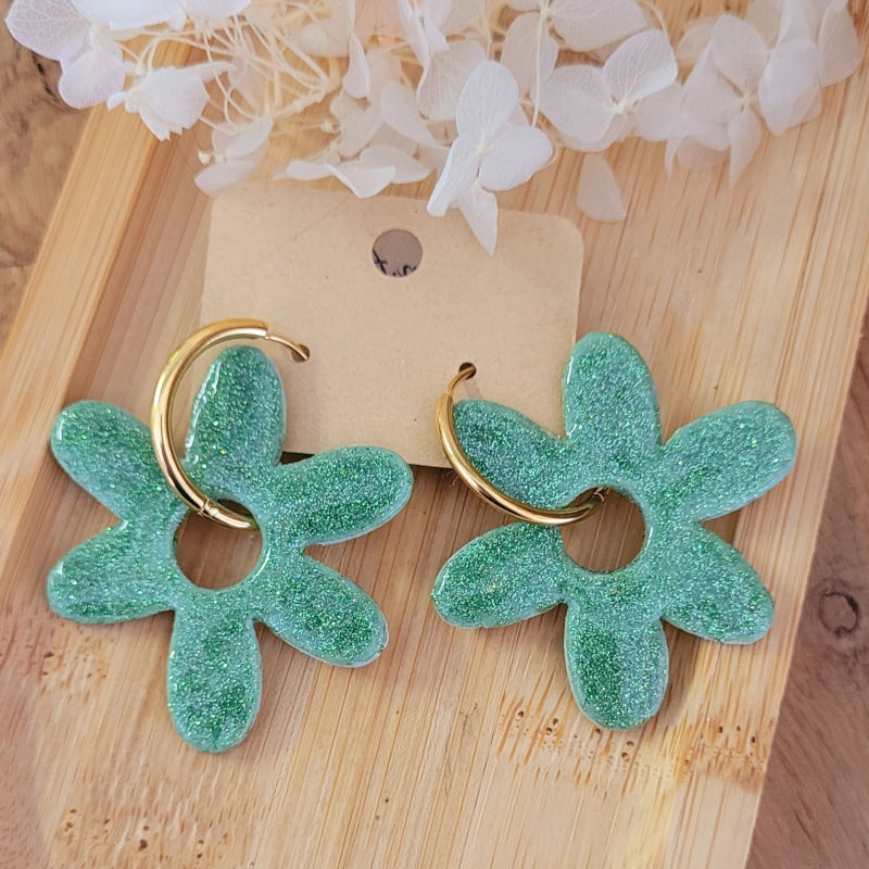Boucles d'oreilles créole dorée et pampille Flora réversible vert anis métallisé et vert intense pailleté
