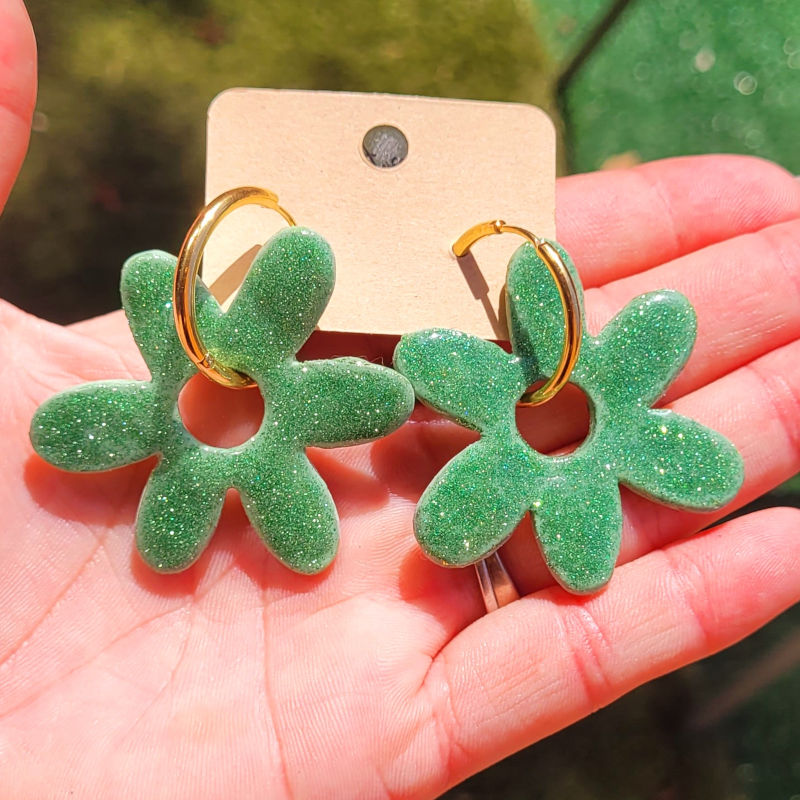 Boucles d'oreilles créole dorée et pampille Flora réversible vert anis métallisé et vert intense pailleté