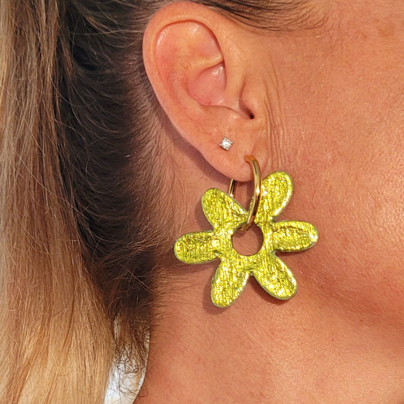 Boucles d'oreilles créole dorée et pampille Flora réversible vert anis métallisé et vert intense pailleté