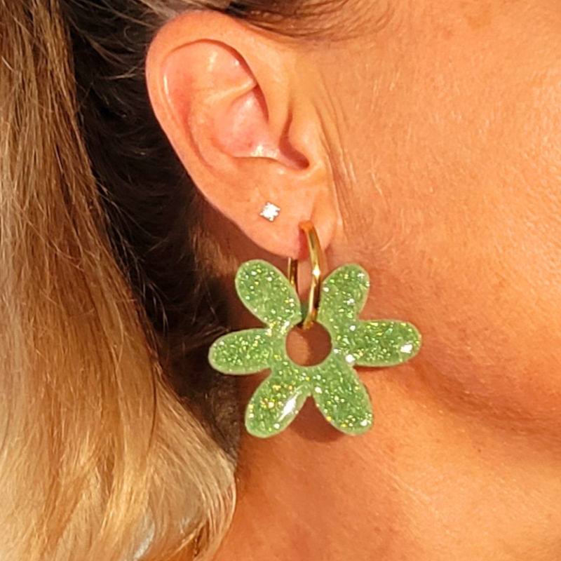 Boucles d'oreilles créole dorée et pampille Flora réversible vert anis métallisé et vert intense pailleté