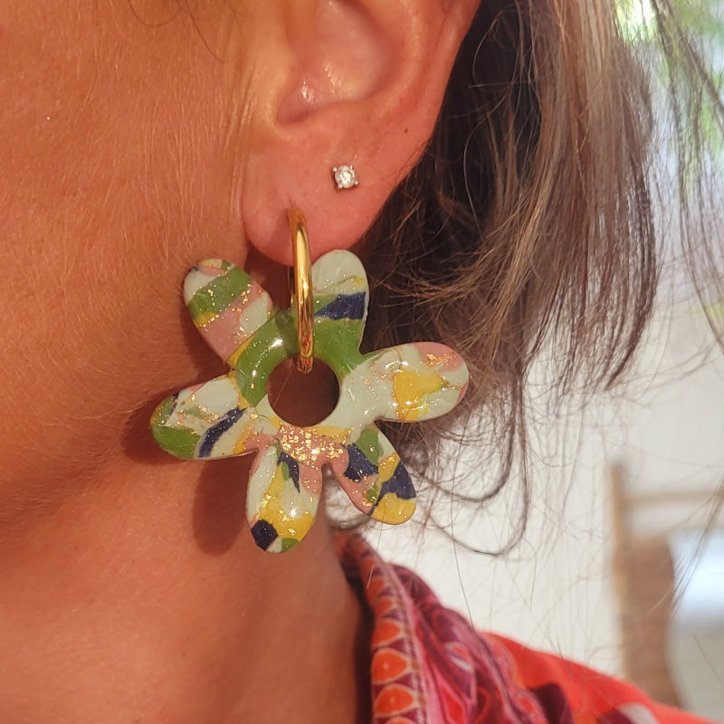 Boucles d'oreilles créole dorée et pampille Flora marbrée vert sauge anis bleu marine rosé cuivré