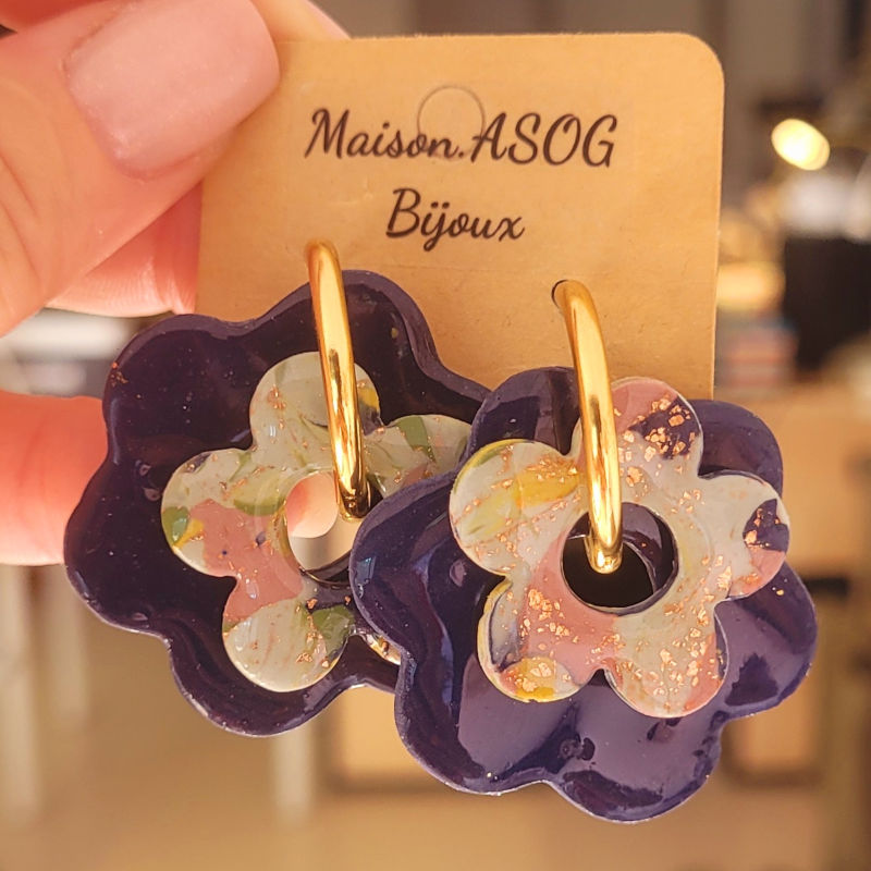 Boucles d'oreilles créole dorée et maxi pampille double fleur bleu marine et marbré rose vert sauge anis