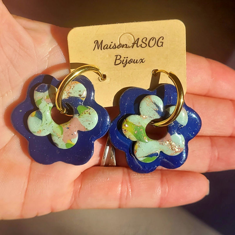 Boucles d'oreilles créole dorée et maxi pampille double fleur bleu marine et marbré rose vert sauge anis