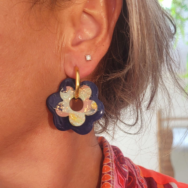 Boucles d'oreilles créole dorée et maxi pampille double fleur bleu marine et marbré rose vert sauge anis