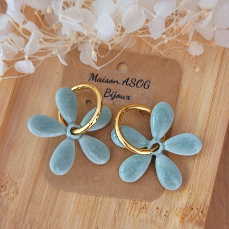 Boucles d'oreilles créole dorée et pampille Paola vert sauge irisé