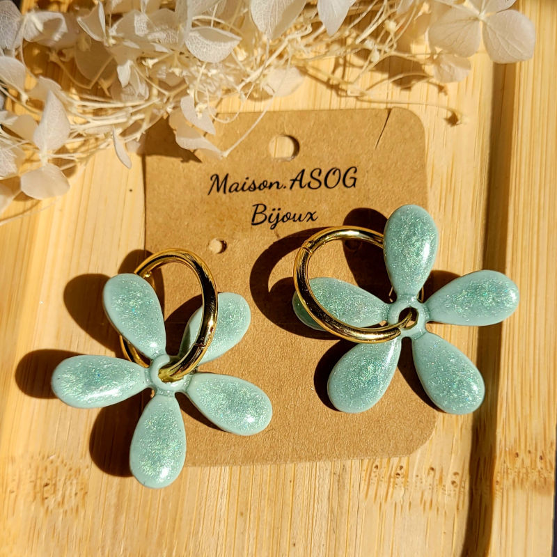 Boucles d'oreilles créole dorée et pampille Paola vert sauge irisé