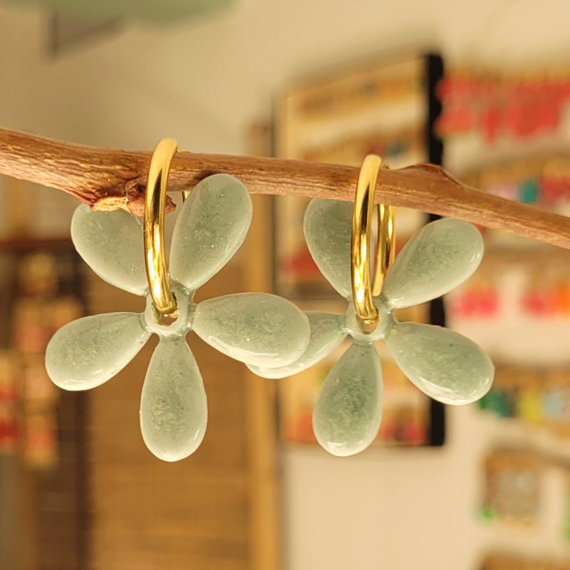 Boucles d'oreilles créole dorée et pampille Paola vert sauge irisé