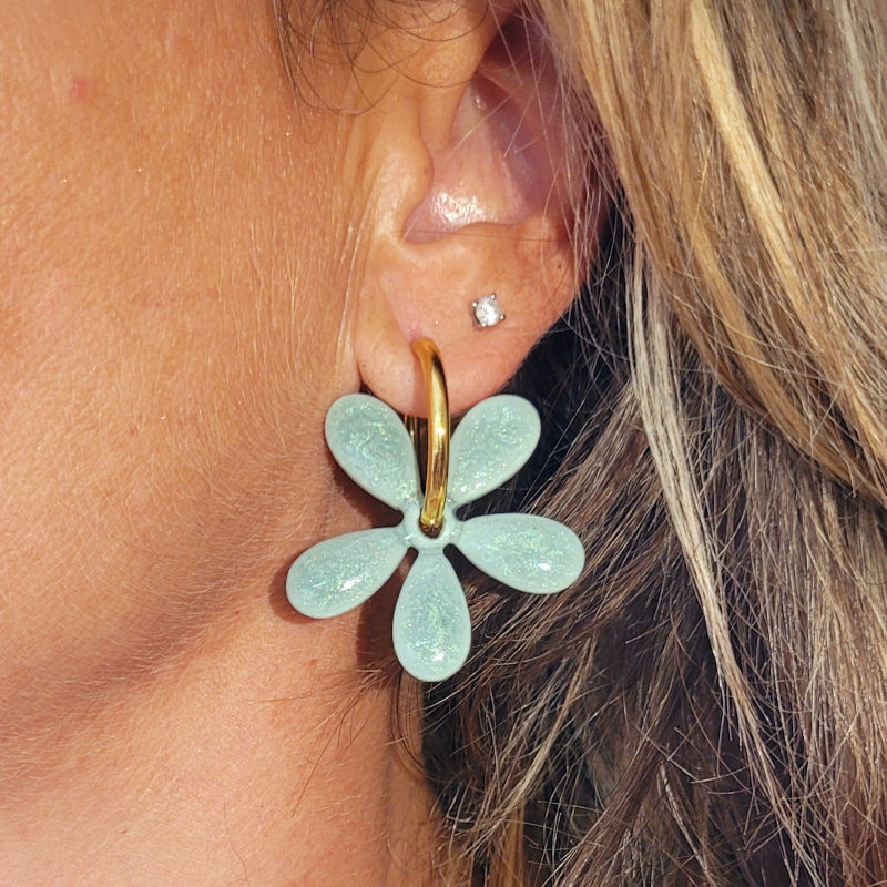 Boucles d'oreilles créole dorée et pampille Paola vert sauge irisé