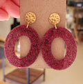 Boucles d'oreilles Olivia clou pastille dorée martelée et pampille ovale prune pailleté