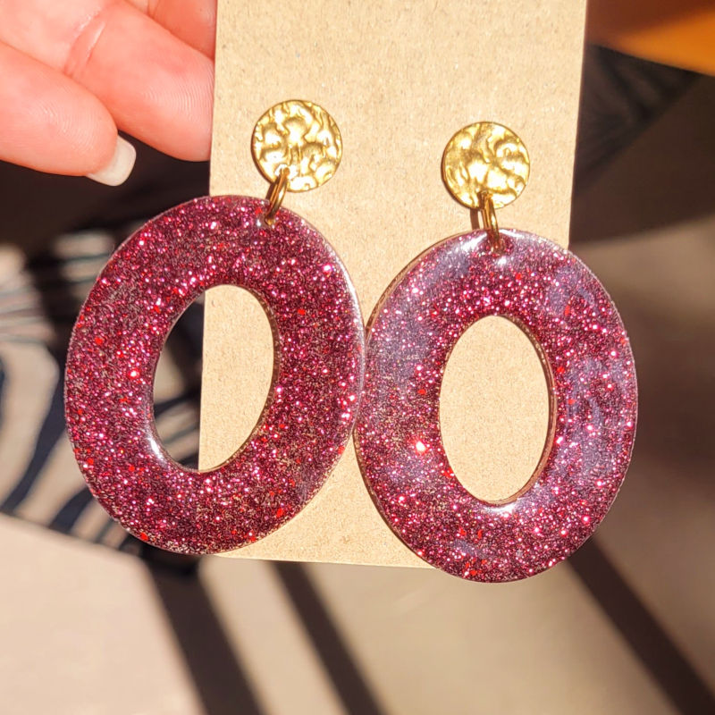 Boucles d'oreilles Olivia clou pastille dorée martelée et pampille ovale prune pailleté