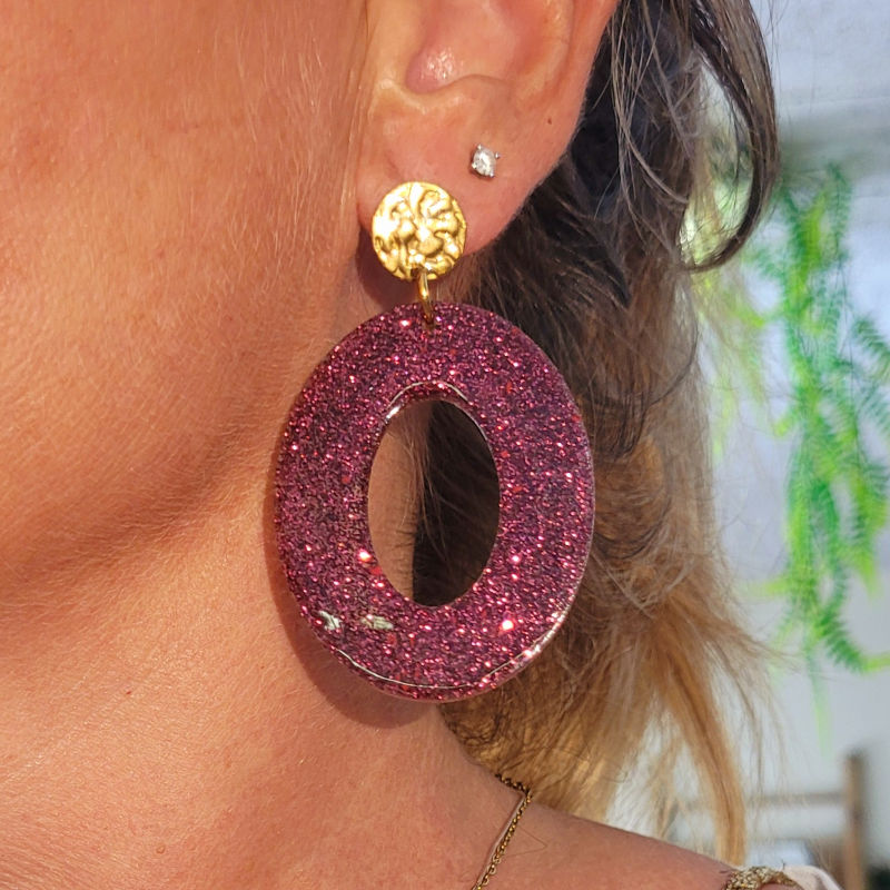 Boucles d'oreilles Olivia clou pastille dorée martelée et pampille ovale prune pailleté