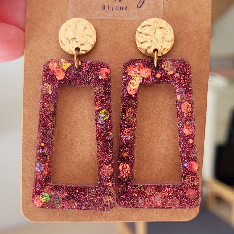 Boucles d'oreilles pastille acier doré martelé et pampille rectangulaire prune et vieux rose pailleté