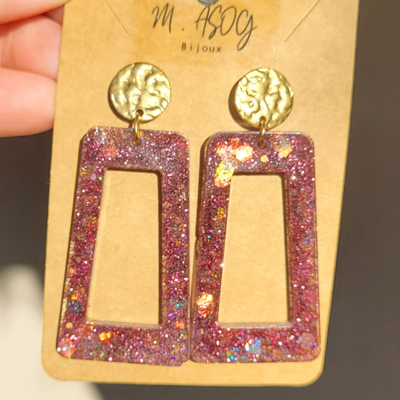 Boucles d'oreilles pastille acier doré martelé et pampille rectangulaire prune et vieux rose pailleté