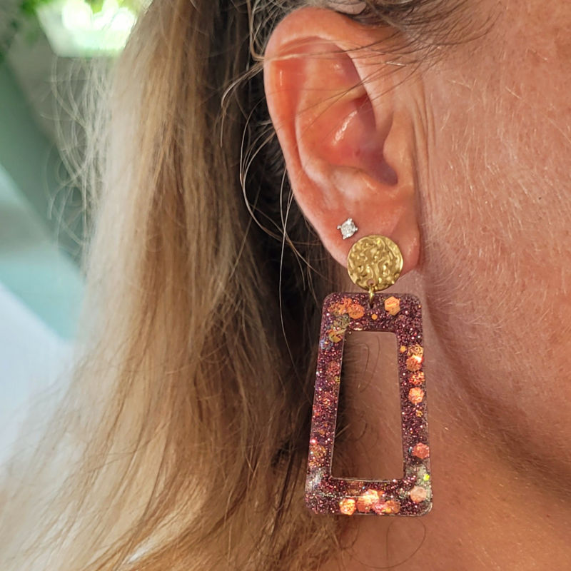 Boucles d'oreilles pastille acier doré martelé et pampille rectangulaire prune et vieux rose pailleté
