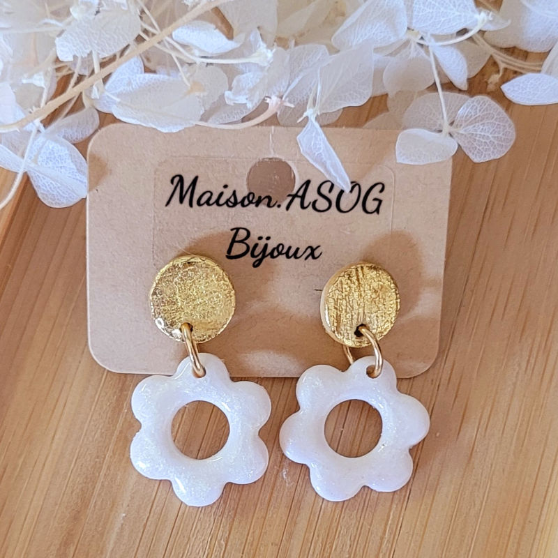 Boucles d'oreilles pastille dorée et fleur nacrée blanche irisé doré