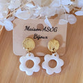 Boucles d'oreilles pastille dorée et fleur nacrée blanche irisé doré