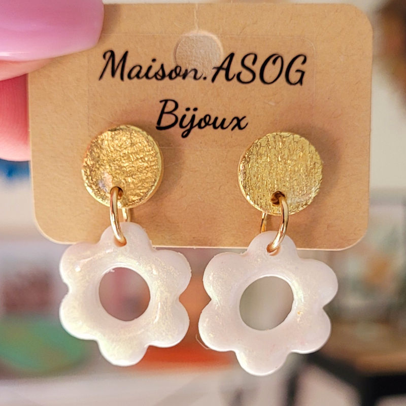 Boucles d'oreilles pastille dorée et fleur nacrée blanche irisé doré