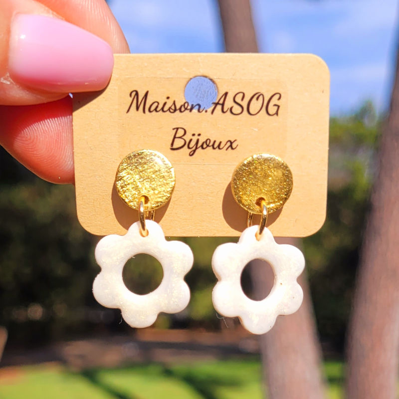 Boucles d'oreilles pastille dorée et fleur nacrée blanche irisé doré