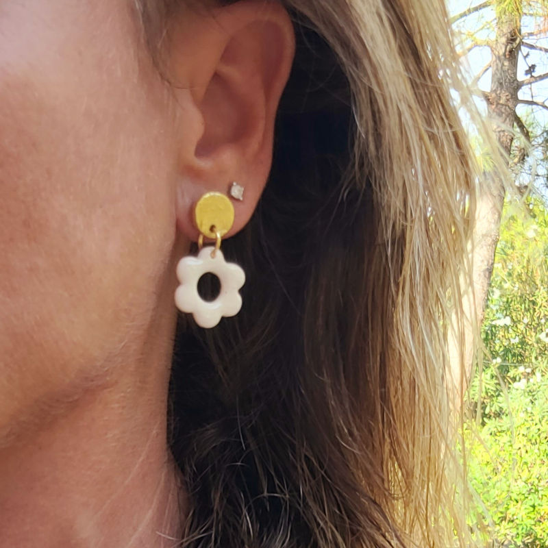 Boucles d'oreilles pastille dorée et fleur nacrée blanche irisé doré