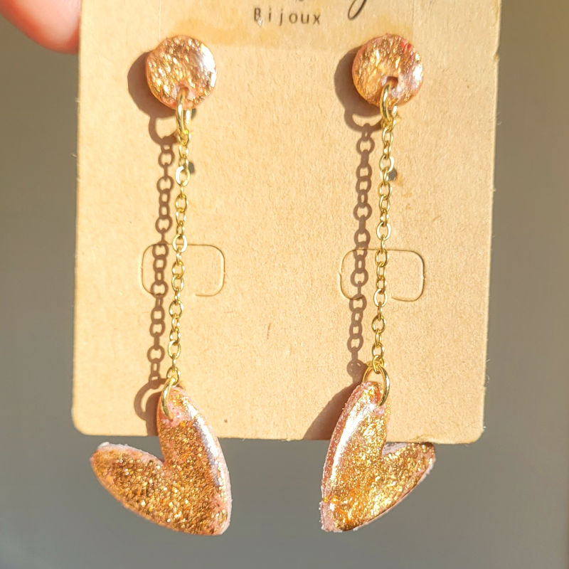 Boucles d'oreille Love pendante avec chaîne doré rosé cuivré métallisé