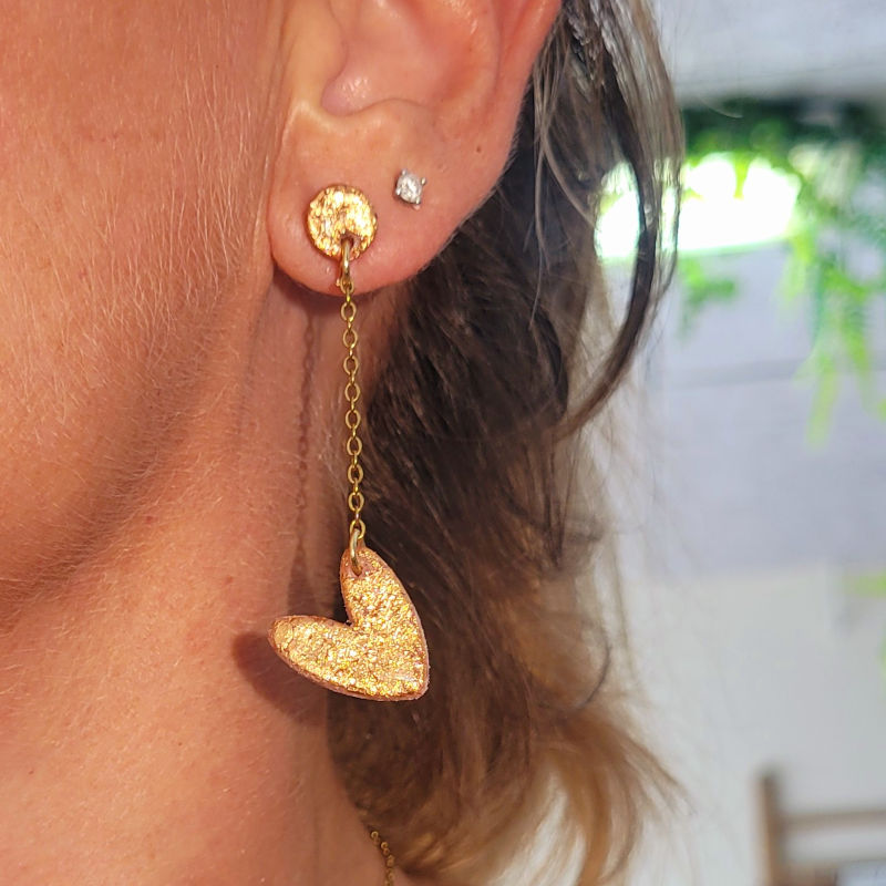 Boucles d'oreille Love pendante avec chaîne doré rosé cuivré métallisé