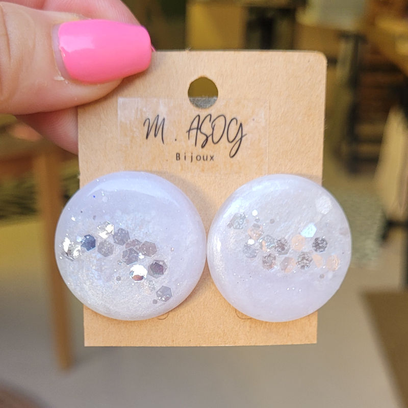 Boucles d'oreilles Romy blanche nacrée et paillette grise