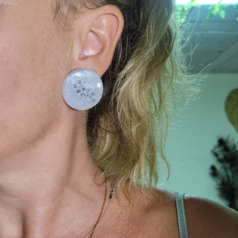 Boucles d'oreilles Romy blanche nacrée et paillette grise
