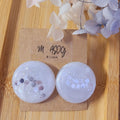 Boucles d'oreilles Romy blanche nacrée et paillette grise