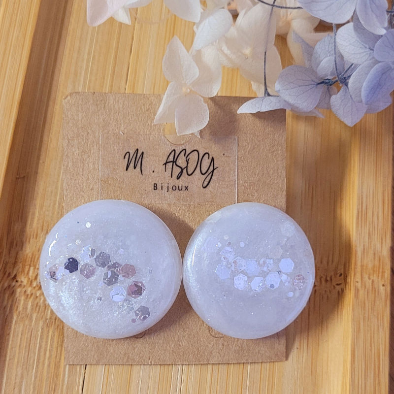 Boucles d'oreilles Romy blanche nacrée et paillette grise