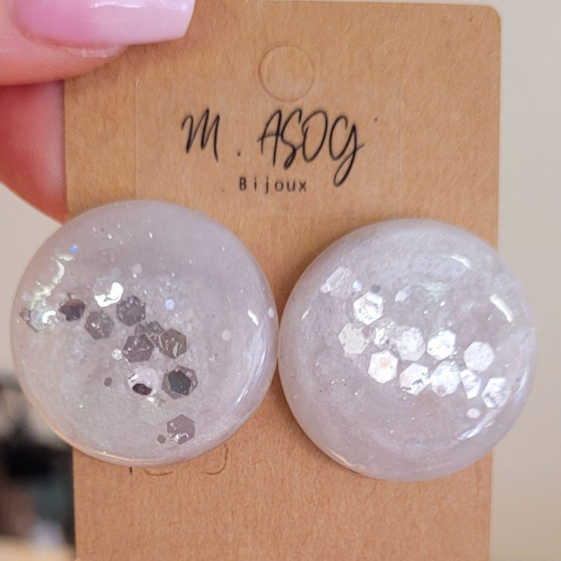 Boucles d'oreilles Romy blanche nacrée et paillette grise