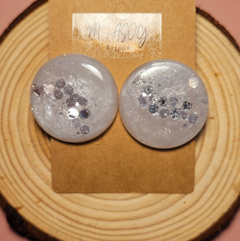 Boucles d'oreilles Romy blanche nacrée et paillette grise
