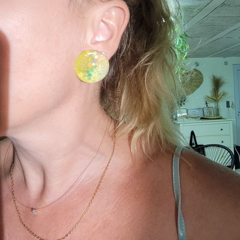 Boucles d'oreilles Romy jaune flashy et paillette dorée holographique