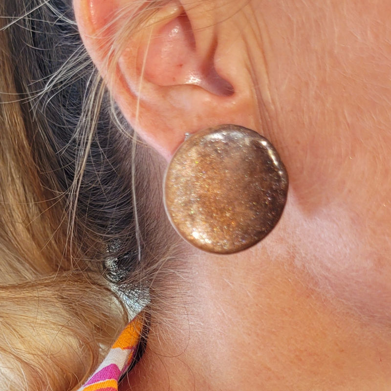 Boucles d'oreilles Romy marron glacé irisé