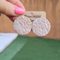 Boucles d'oreilles Romy martelée beige clair et doré