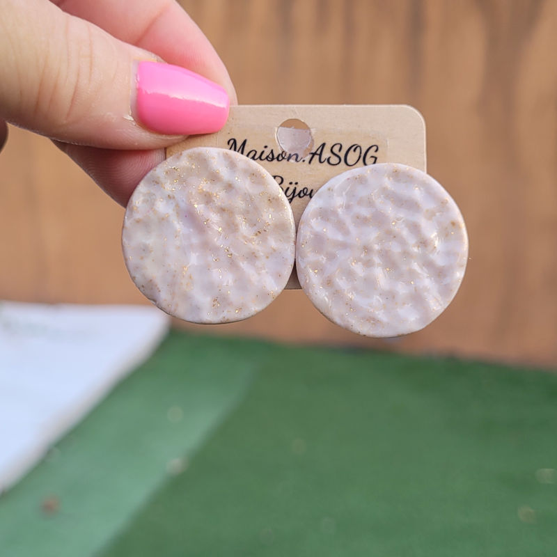 Boucles d'oreilles Romy martelée beige clair et doré