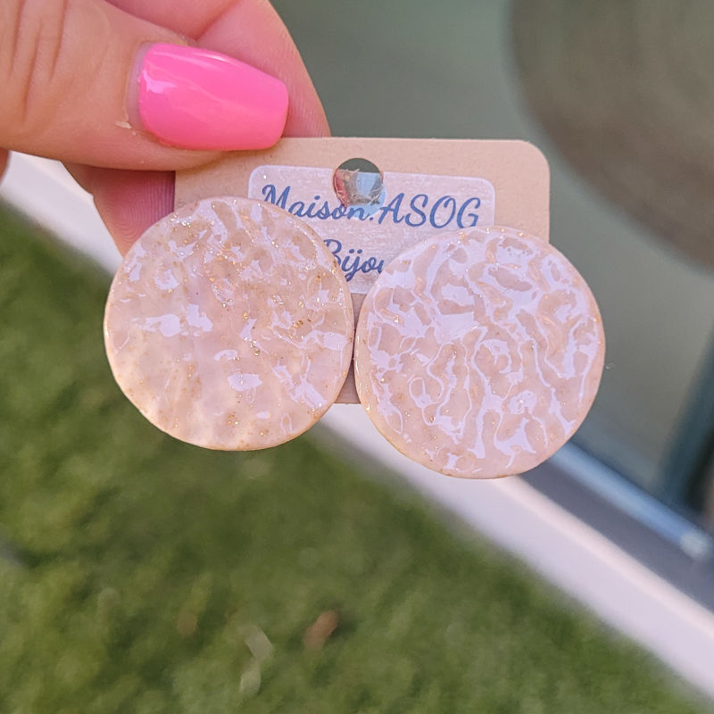 Boucles d'oreilles Romy martelée beige clair et doré