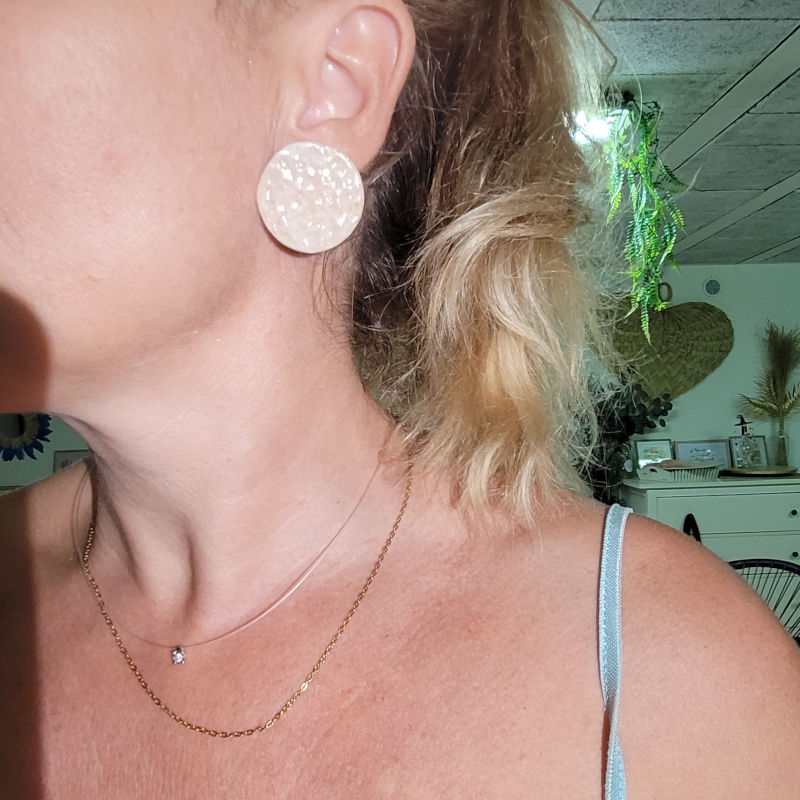 Boucles d'oreilles Romy martelée beige clair et doré