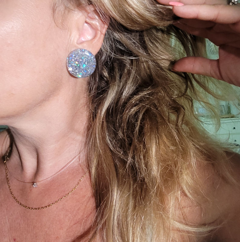 Boucles d'oreilles Romy paillette argentée holographique