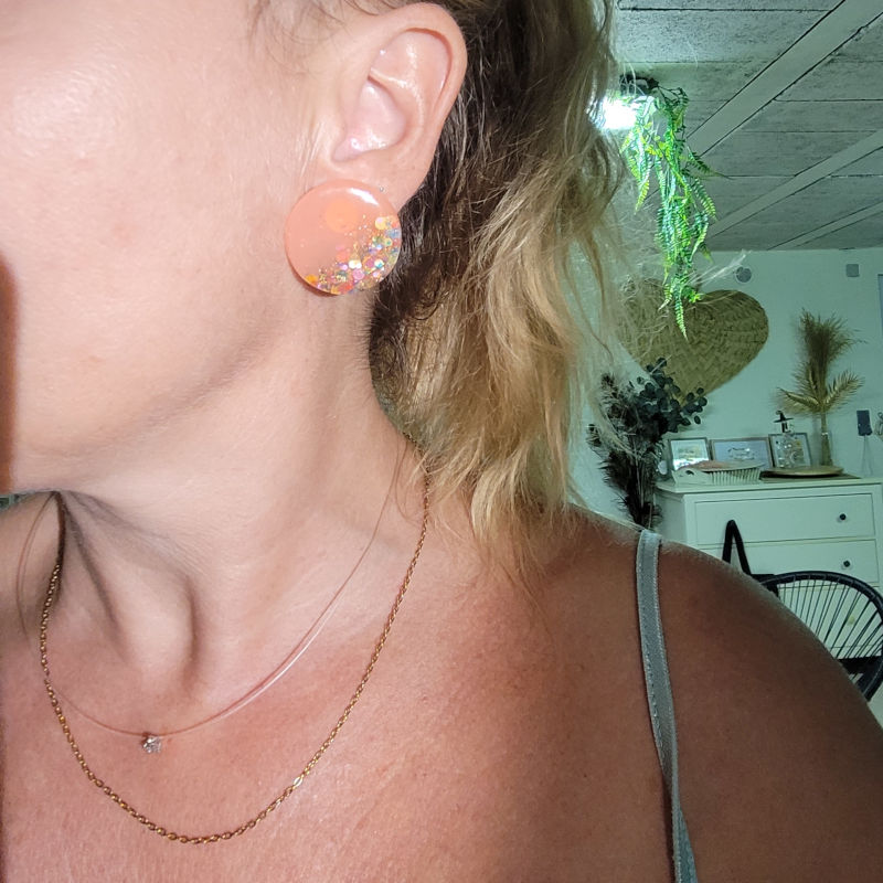 Boucles d'oreilles Romy saumon et paillette dorée holographique