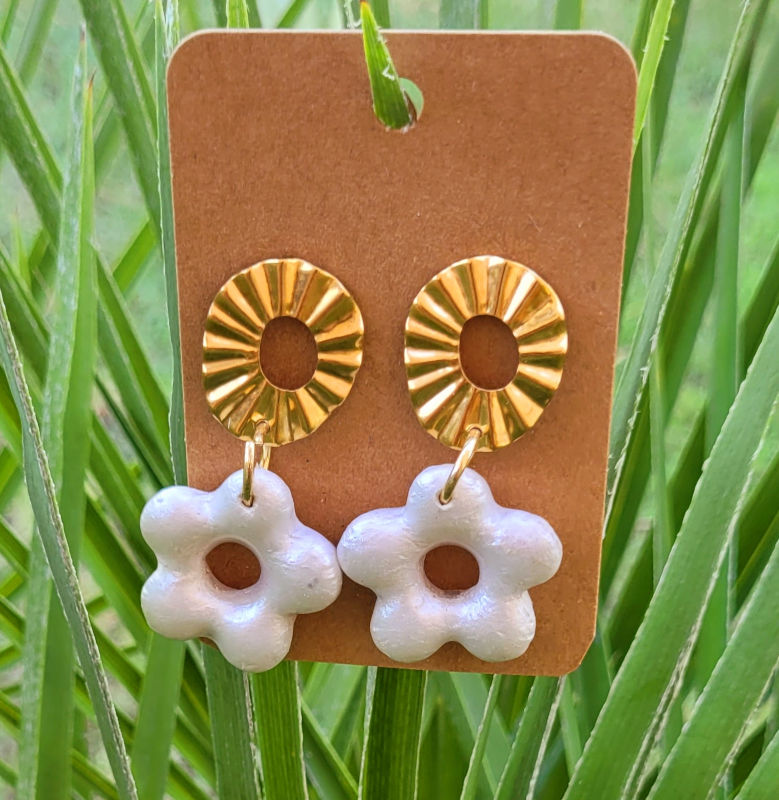 Boucles d'oreilles clou ovale strié doré et fleur nacrée blanche